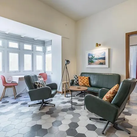 Two Bedroom Close To The Sea