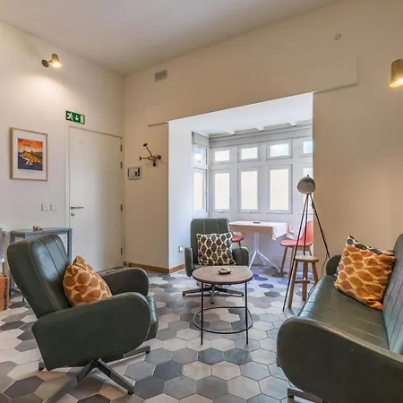 Two Bedroom Close To The Sea Apartment *